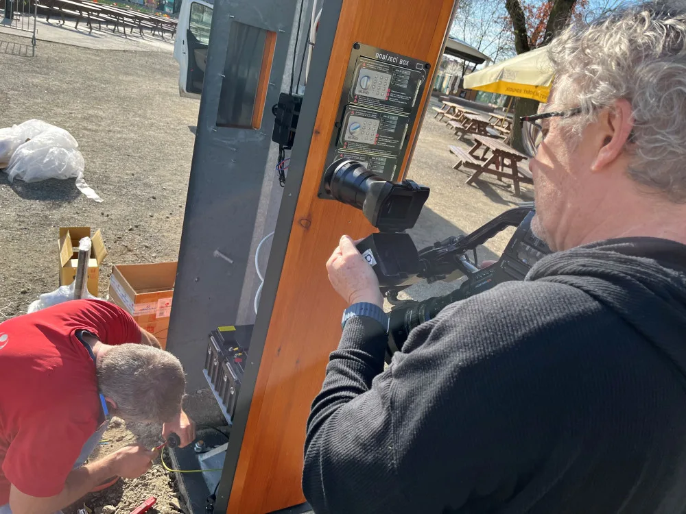 První multifunkční cyklostojan je na Floře. Nabízí nabíječky, defibrilátor, nářadí i veřejný internet