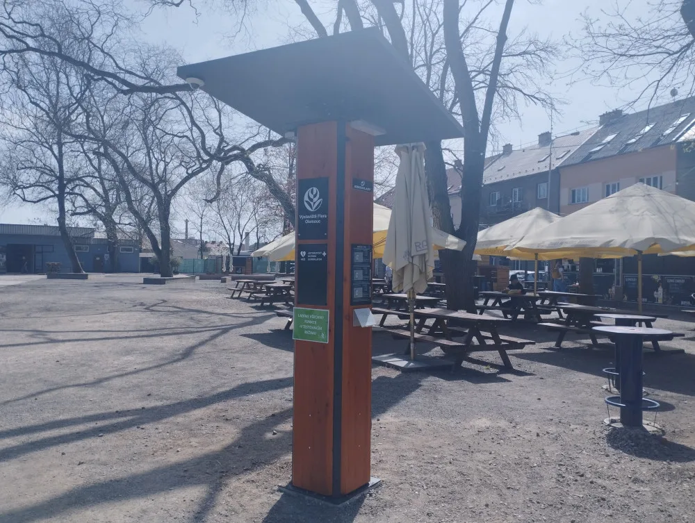 První multifunkční cyklostojan je na Floře. Nabízí nabíječky, defibrilátor, nářadí i veřejný internet