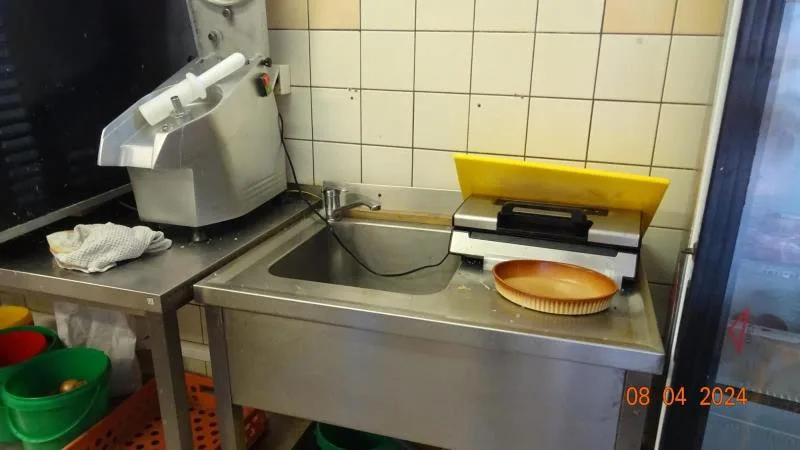 Vyhlášená restaurace Bristol měla havárii s odpadem, inspekce zavřela kuchyni. Zbytek podniku je v provozu