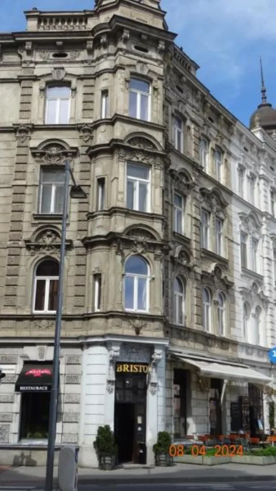 Vyhlášená restaurace Bristol měla havárii s odpadem, inspekce zavřela kuchyni. Zbytek podniku je v provozu