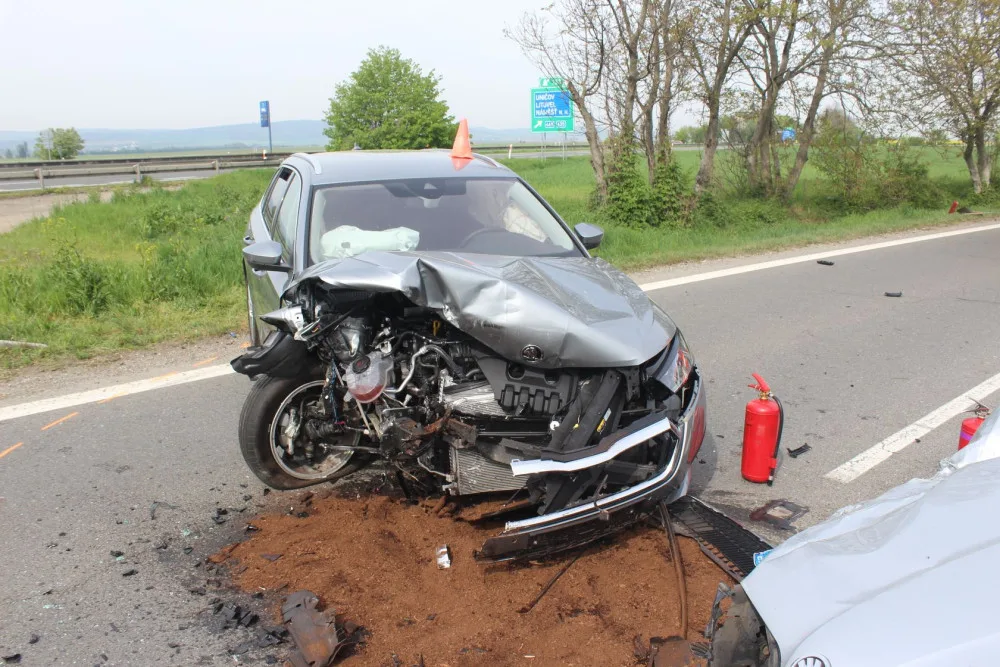 Řidič se dvěma promile vjel u Unčovic do protisměru a napálil do protijedoucího vozu. Hrozí mu tři roky