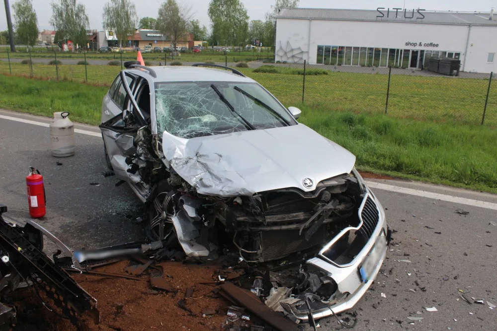 Řidič se dvěma promile vjel u Unčovic do protisměru a napálil do protijedoucího vozu. Hrozí mu tři roky