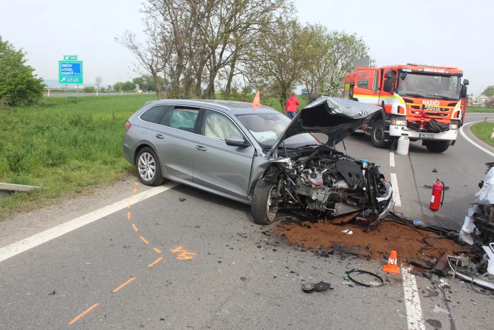 Řidič se dvěma promile vjel u Unčovic do protisměru a napálil do protijedoucího vozu. Hrozí mu tři roky
