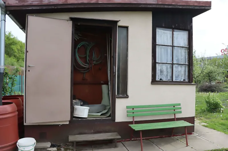 Ukradl nářadí, lavičku i montérky. Zloděj řádil v zahrádkářské osadě, občerstvil se flaškou pálenky