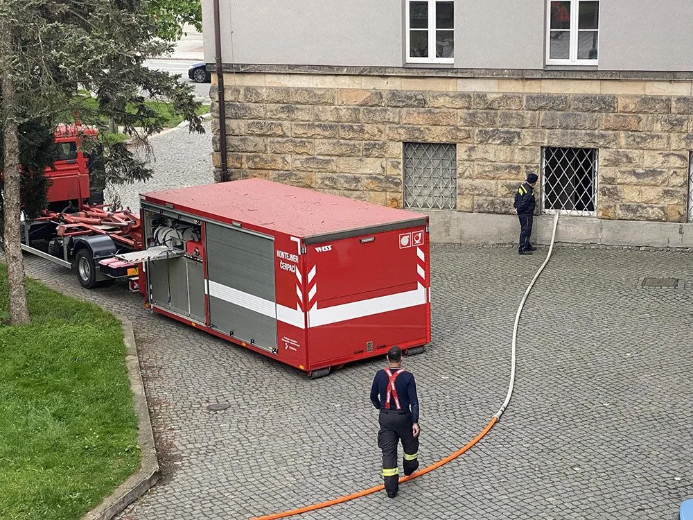 Pochybení při opravě potrubí? Suterén univerzitní budovy v Olomouci zaplavila voda
