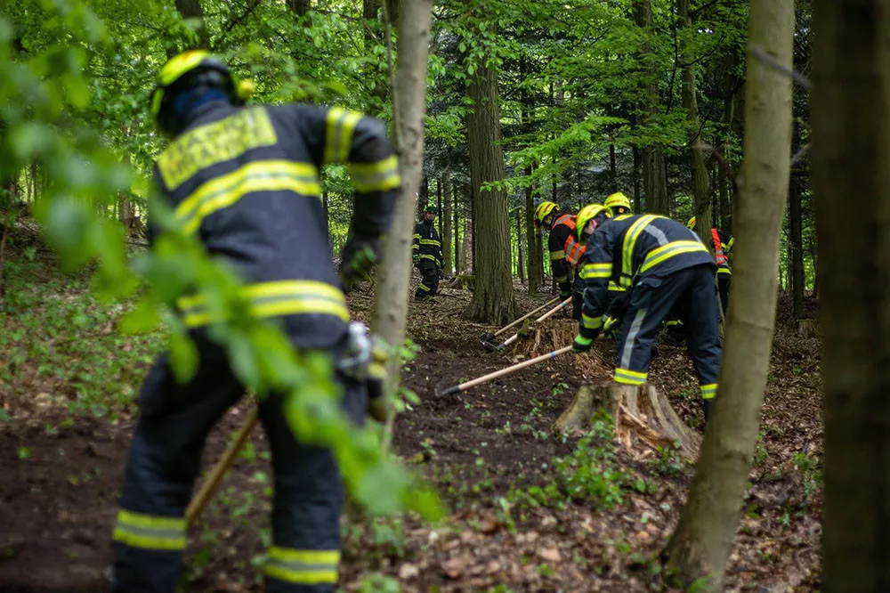 VIDEO: Dálková doprava vody i záchrana turisty z věže. Hasiči nacvičovali zásah na hradě Helfštýn