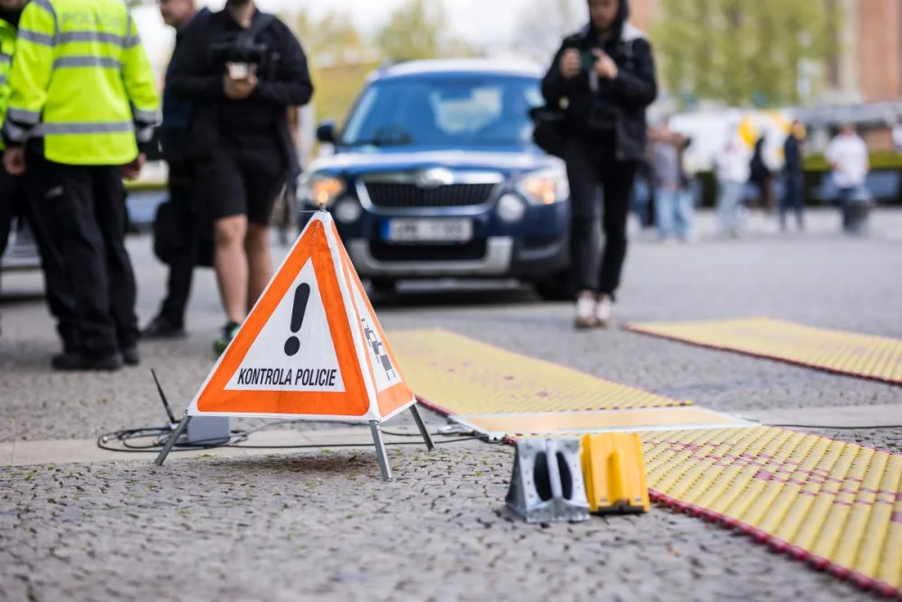 Policisté na Jesenicku si posvítí na přetížené náklaďáky. Kraj jim daroval další přenosnou váhu