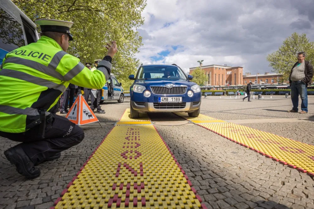 Policisté na Jesenicku si posvítí na přetížené náklaďáky. Kraj jim daroval další přenosnou váhu