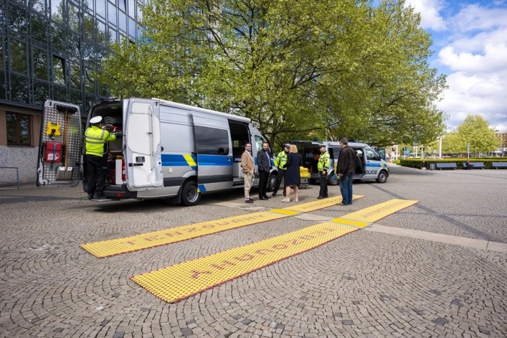 Policisté na Jesenicku si posvítí na přetížené náklaďáky. Kraj jim daroval další přenosnou váhu