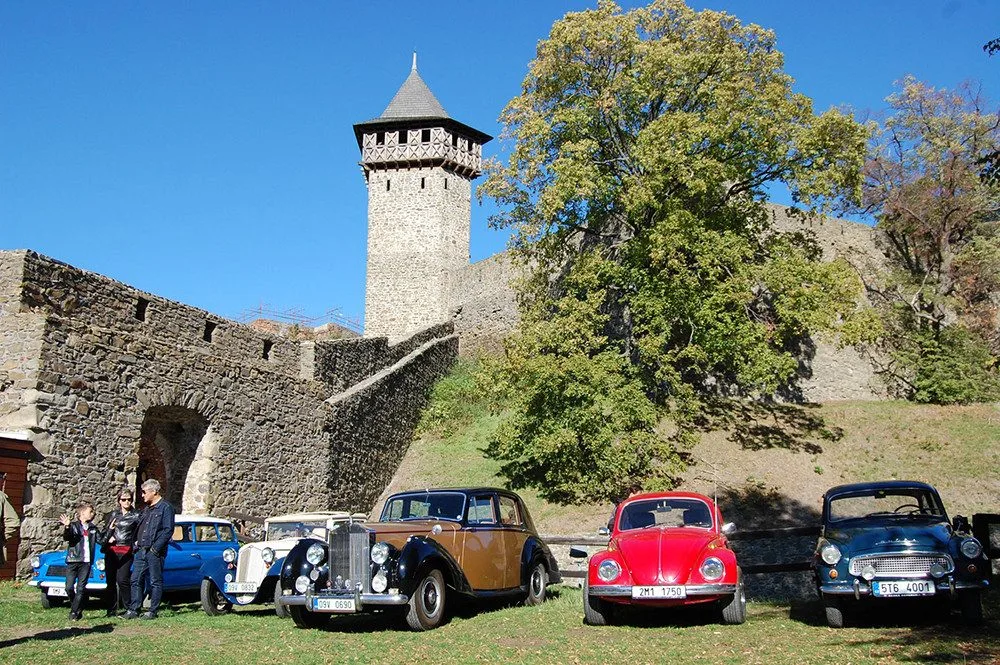 Nová výstava i přehlídka historických vozidel. Hrad Helštýn láká o víkendu na rozmanitý program