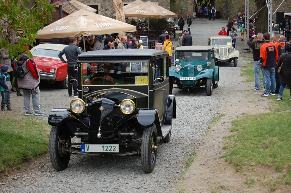 Nová výstava i přehlídka historických vozidel. Hrad Helštýn láká o víkendu na rozmanitý program