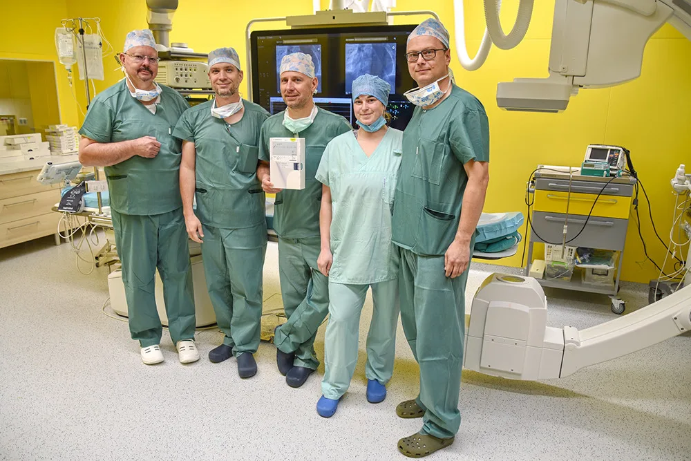 Olomoučtí kardiologové poprvé implantovali pacientovi biomonitor využívající AI. Hlídá srdce mladého řidiče
