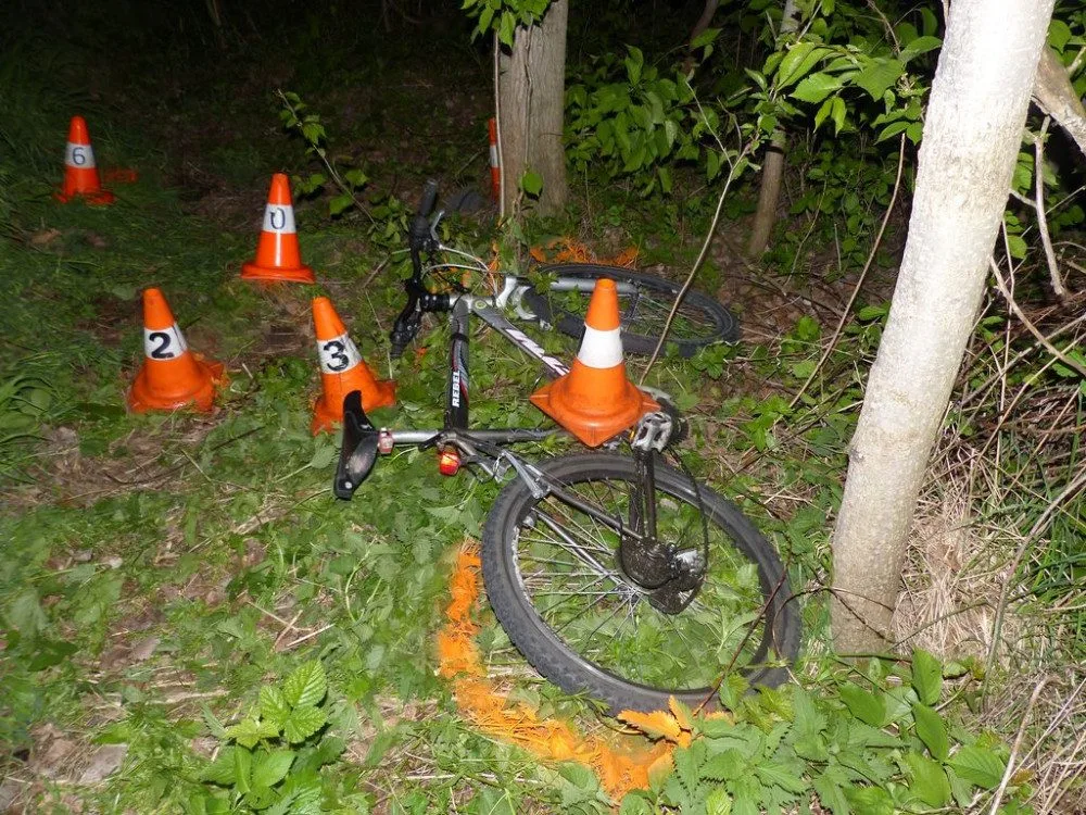 Tragický víkend. U Vidnavy a v Lipníku nad Bečvou zemřeli cyklisté, jeden vyletěl do lesa, druhý spadl na silnici