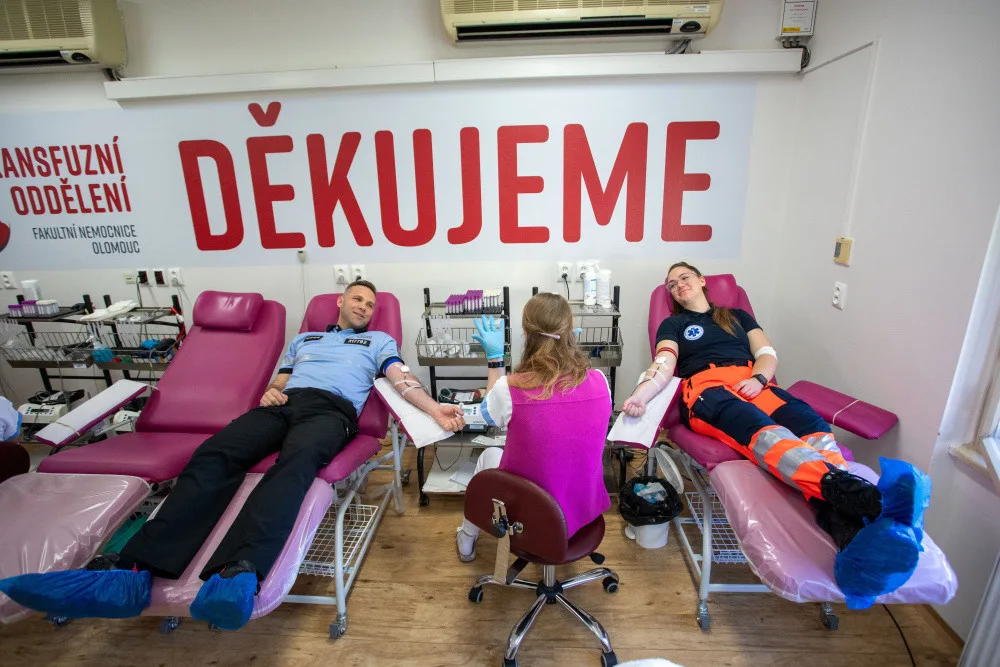 Uniformy zaplavily olomouckou transfuzku. Záchranáři všech složek společně darovali krev