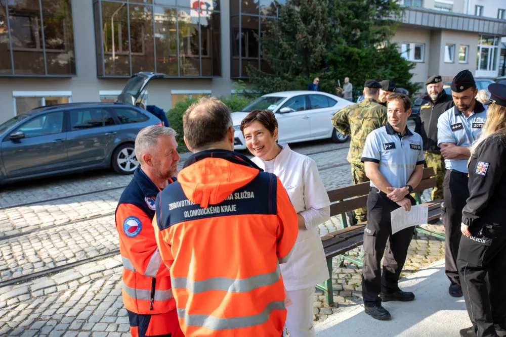 FOTOGALERIE: Uniformy zaplavily olomouckou transfuzku. Záchranáři všech složek společně darovali krev