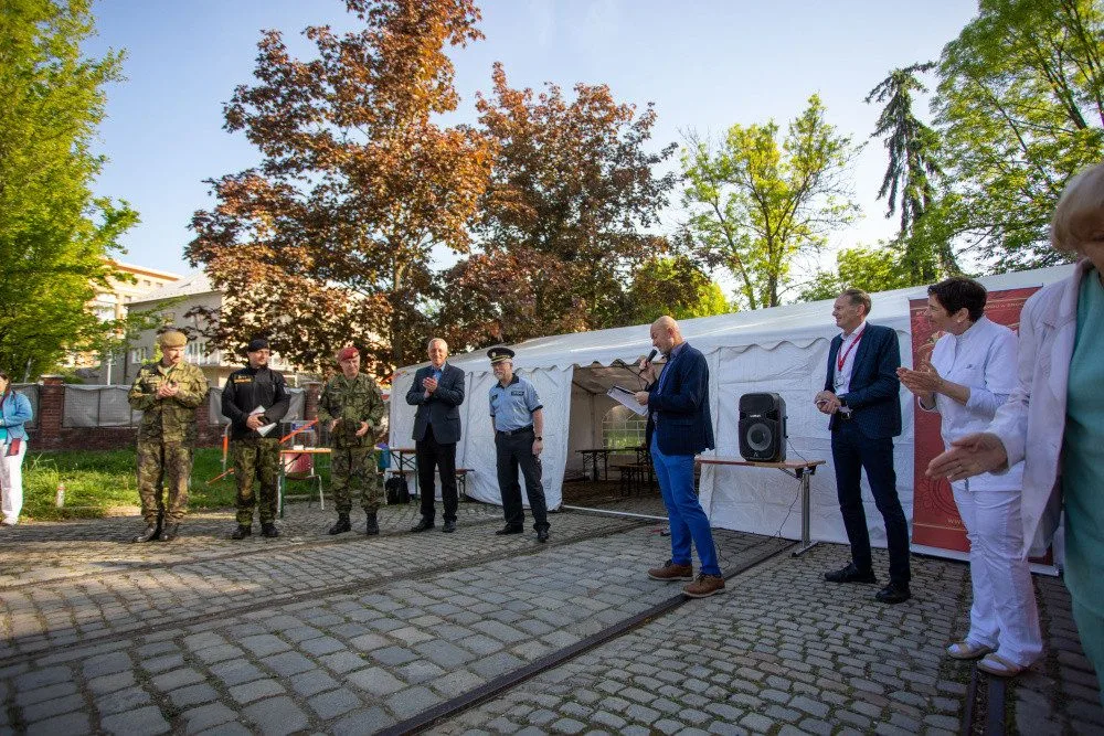 FOTOGALERIE: Uniformy zaplavily olomouckou transfuzku. Záchranáři všech složek společně darovali krev