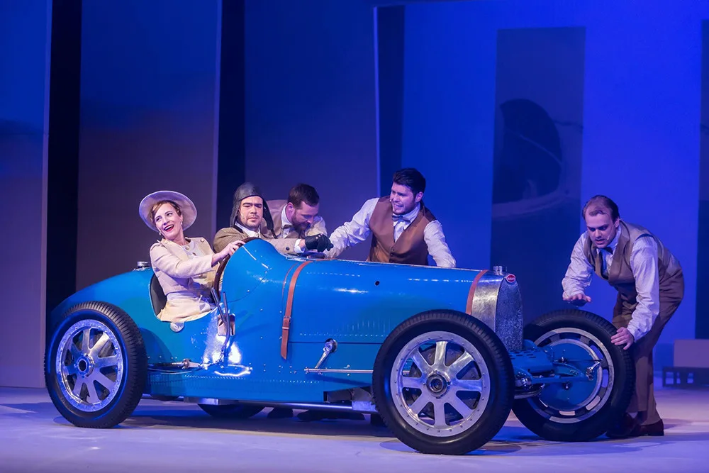 Legenda s bugatkou pódiu. Moravské divadlo uvede muzikál o závodnici Elišce Junkové