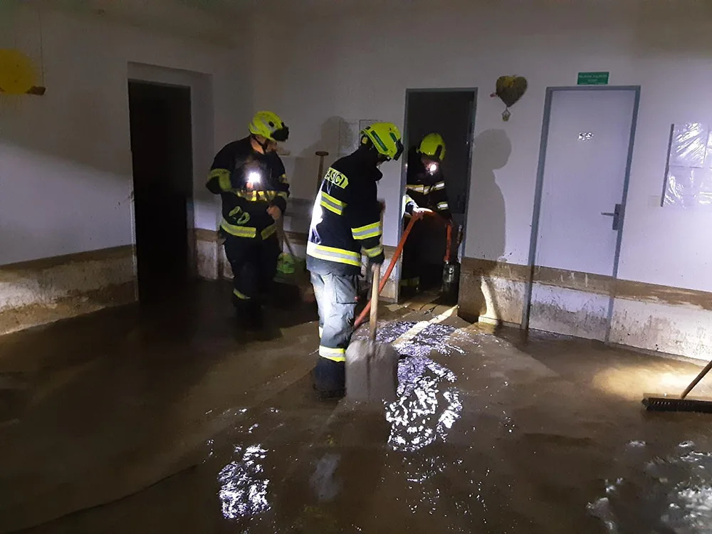V prostorách školy v obci Kladky odčerpávali hasiči vodu po silné bouřce
