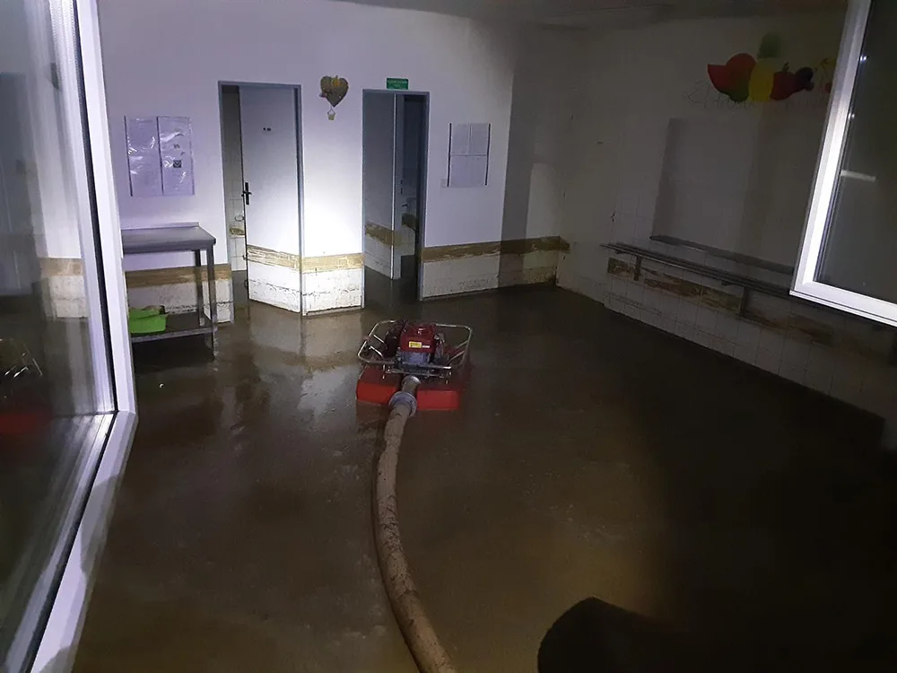 V prostorách školy v obci Kladky odčerpávali hasiči vodu po silné bouřce