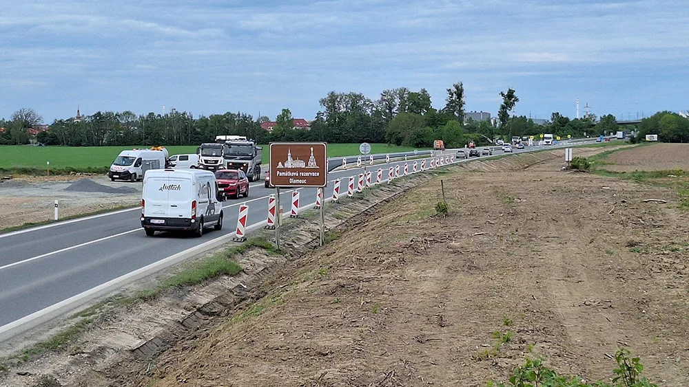 Řidiči budou na silnici I/55 projíždět omezením až do konce prázdnin