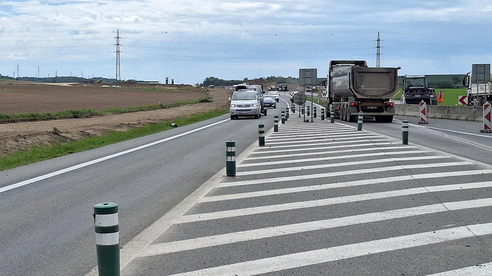Řidiči budou na silnici I/55 projíždět omezením až do konce prázdnin