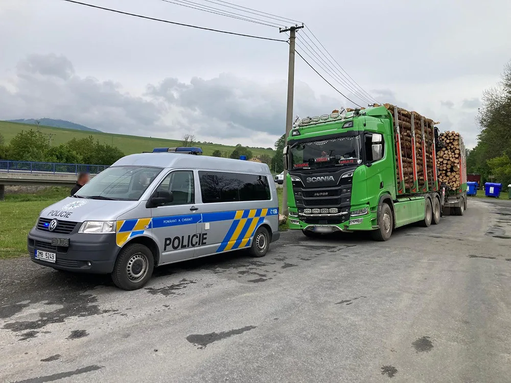 Policisté chtěli zkontrolovat nákladní automobil převážející dřevo