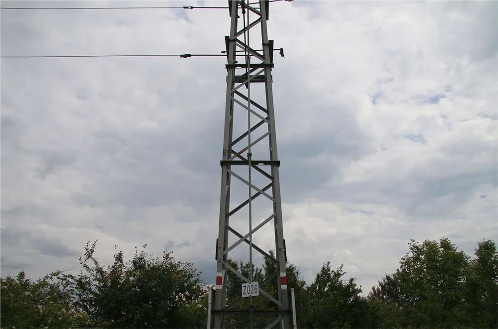 Neznámý pachatel ukradl z trakčních podpěr dva kotevní nástavce trolejového drátu o průměru 9 mm, každý o délce padesáti metrů
