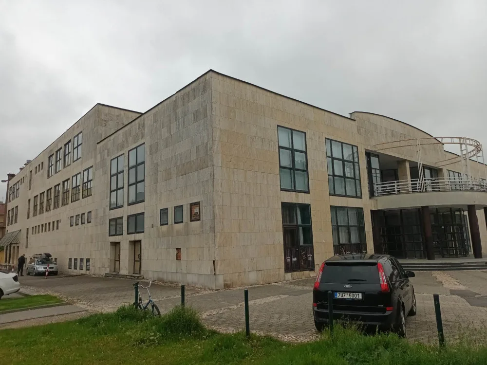 Soud odročil projednání žaloby Manthellanu vůči Prostějovu na říjen