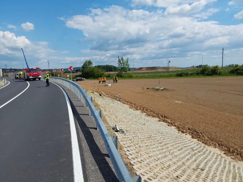 Přes tři promile, škoda přes dva miliony. Opilý řidič letěl s mercedesem u Bochoře přes střechu