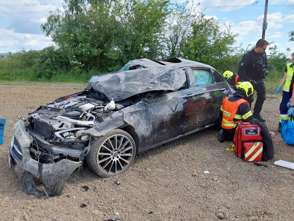 Přes tři promile, škoda přes dva miliony. Opilý řidič letěl s mercedesem u Bochoře přes střechu