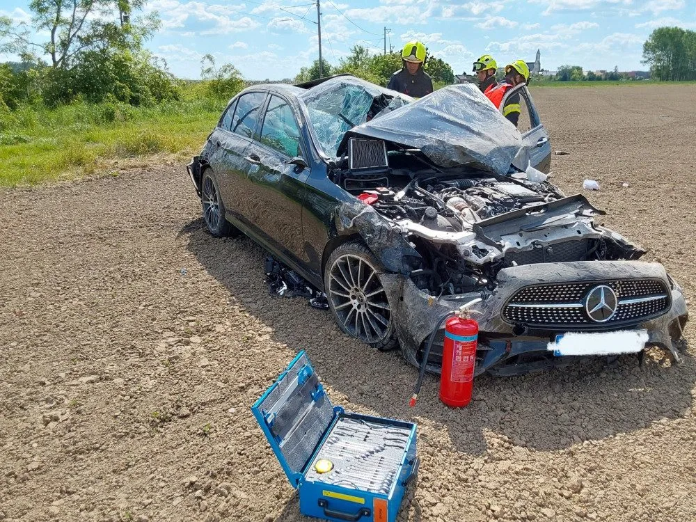 Přes tři promile, škoda přes dva miliony. Opilý řidič letěl s mercedesem u Bochoře přes střechu