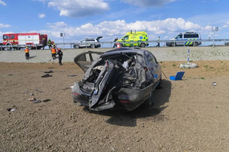 Přes tři promile, škoda přes dva miliony. Opilý řidič letěl s mercedesem u Bochoře přes střechu