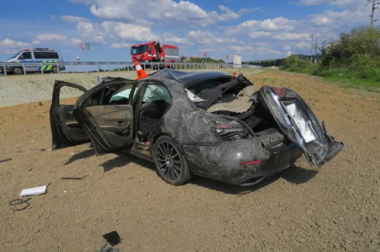 Přes tři promile, škoda přes dva miliony. Opilý řidič letěl s mercedesem u Bochoře přes střechu