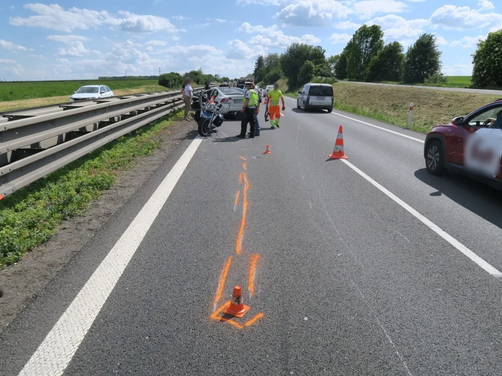 Na dálnici D46 narazil motorkář do osobního auta, utrpěl zranění