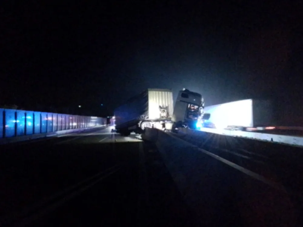 Na obchvatu Olomouce kamion prorazil betonové hrazení. Směr na Mohelnici je uzavřený