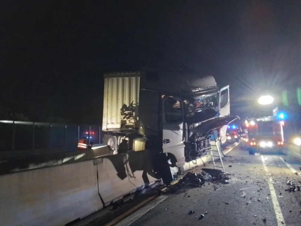 Na obchvatu Olomouce kamion prorazil betonové hrazení. Směr na Mohelnici je uzavřený