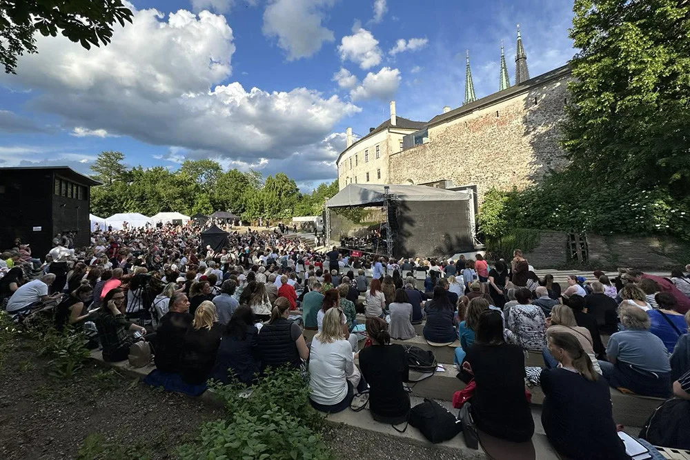 Protestní koncert olomouckých filharmoniků zaplnil amfiteátr letního kina