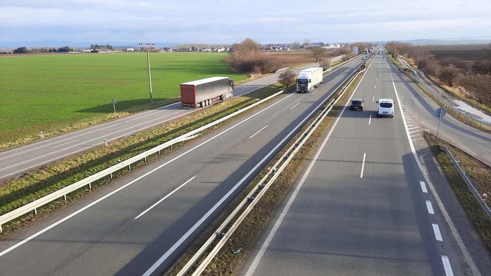 Až do poloviny června budou stavbaři opravovat díry a praskliny na dálnici do Mohelnice. Doprava bude omezená