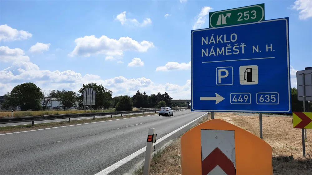 Až do poloviny června budou stavbaři opravovat díry a praskliny na dálnici do Mohelnice. Doprava bude omezená