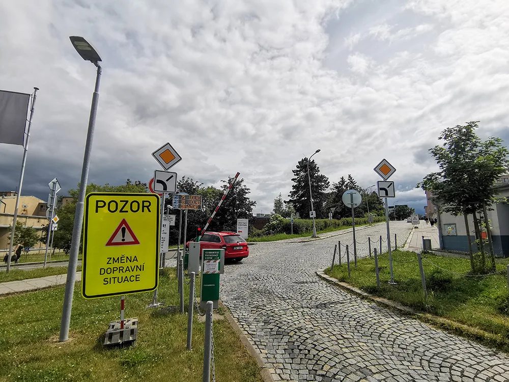 U vjezdu do areálu FN Olomouc se změnil režim hlavních a vedlejších komunikací