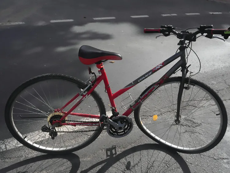 Úraz hlavy a letecký transport do nemocnice. Dívka se sluchátky v uších vjela na kole před auto