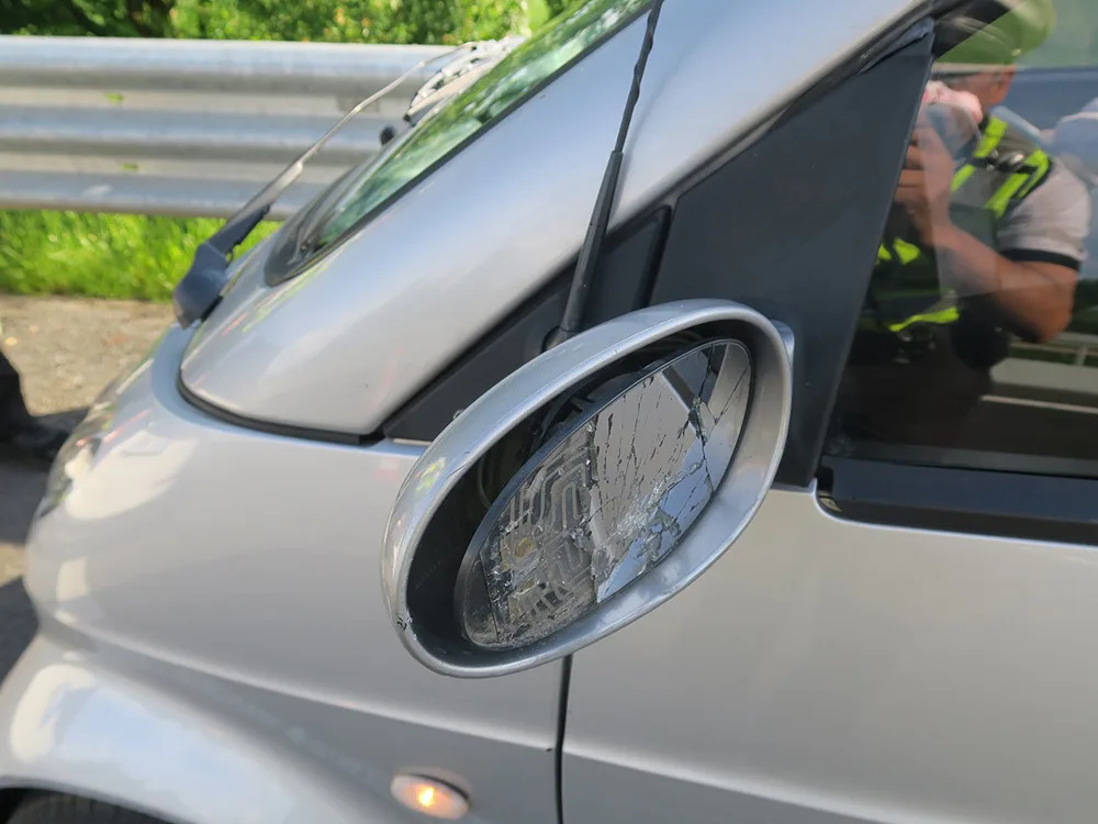 Jedna nehoda, dvě odlišná vysvětlení. Policisté hledají svědky střetu na D35 u Litovle