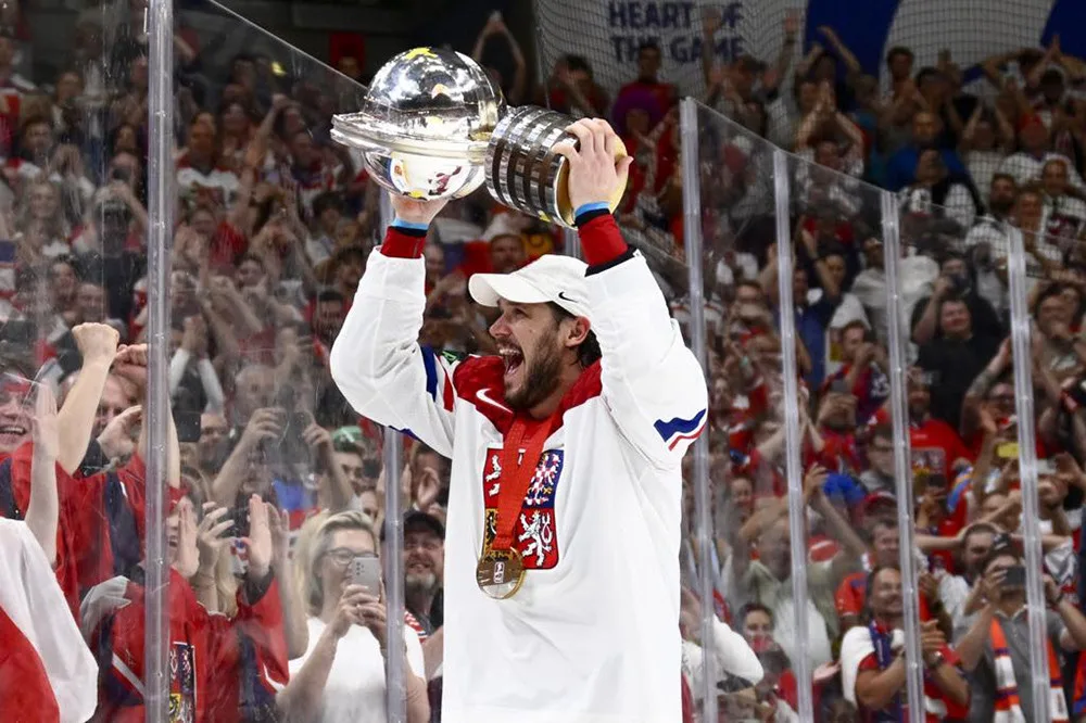 Tomáš Kundrátek s trofejí pro světové šampiony