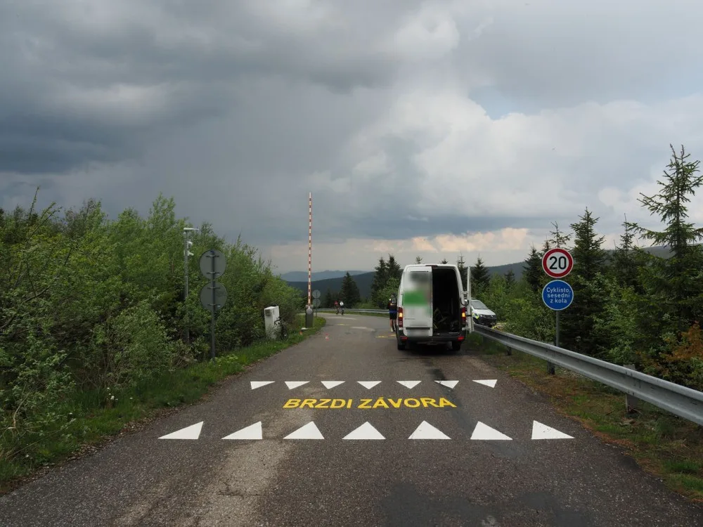 Mladík sjížděl Dlouhé Straně na koloběžce. Před závorou nestihl zabrzdit a srazil cyklistu