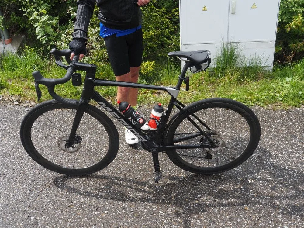 Mladík sjížděl Dlouhé Straně na koloběžce. Před závorou nestihl zabrzdit a srazil cyklistu