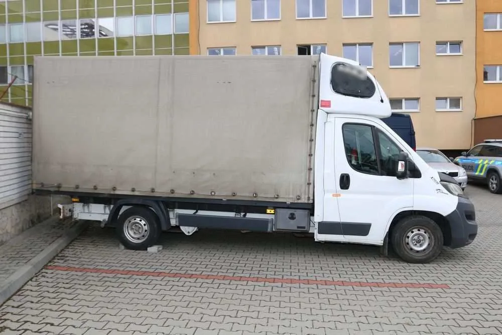 Cizinci vykradli patnáct zahradních chatek a garáží na Prostějovsku. Otce a syna soud poslal do vazby