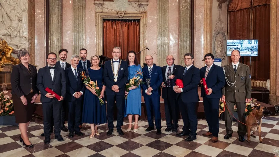 Klášterní Hradisko hostilo předávání Cen města. Ceremoniál by si zasloužil větší sál, míní opozice