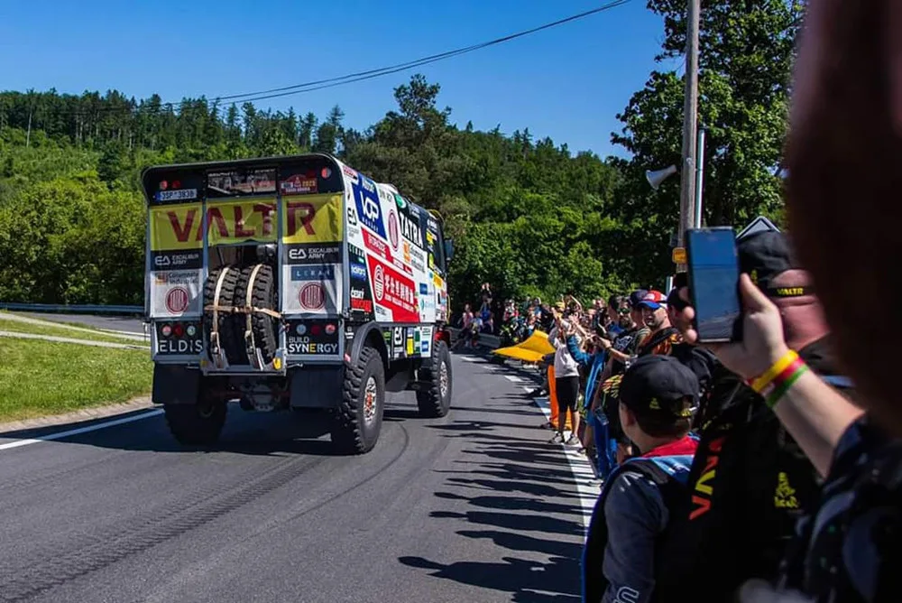 Na trati mohou diváci vidět v plné rychlosti při exhibičních jízdách i kamiony z Rallye Dakar