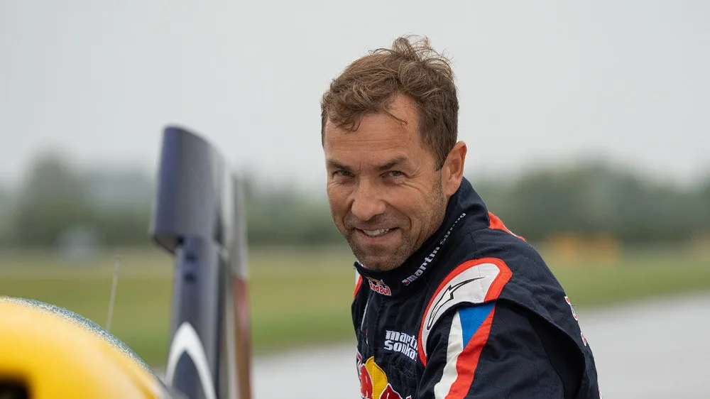 Létání jsem musel vyměnit za armádu, jinak bych v ní nemohl zůstat, říká akrobatický pilot Martin Šonka.
