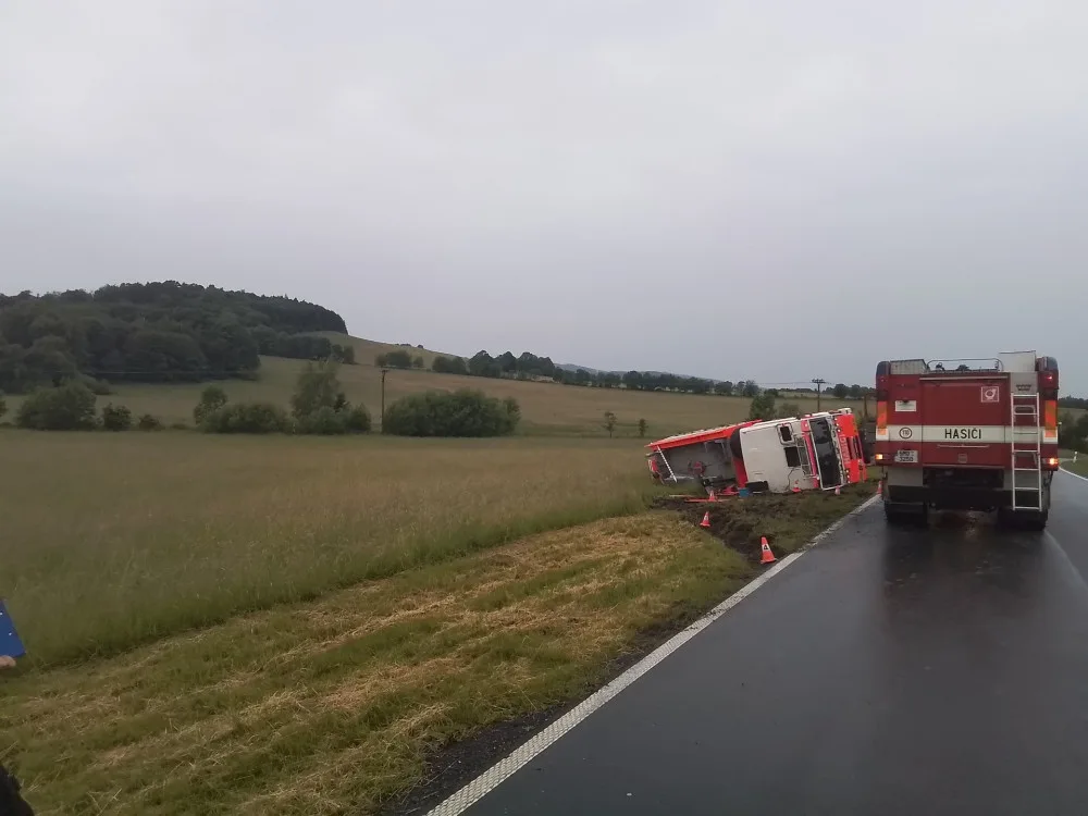 Na Jesenicku havarovala hasičská cisterna. Dva hasiči skončili v péči záchranářů